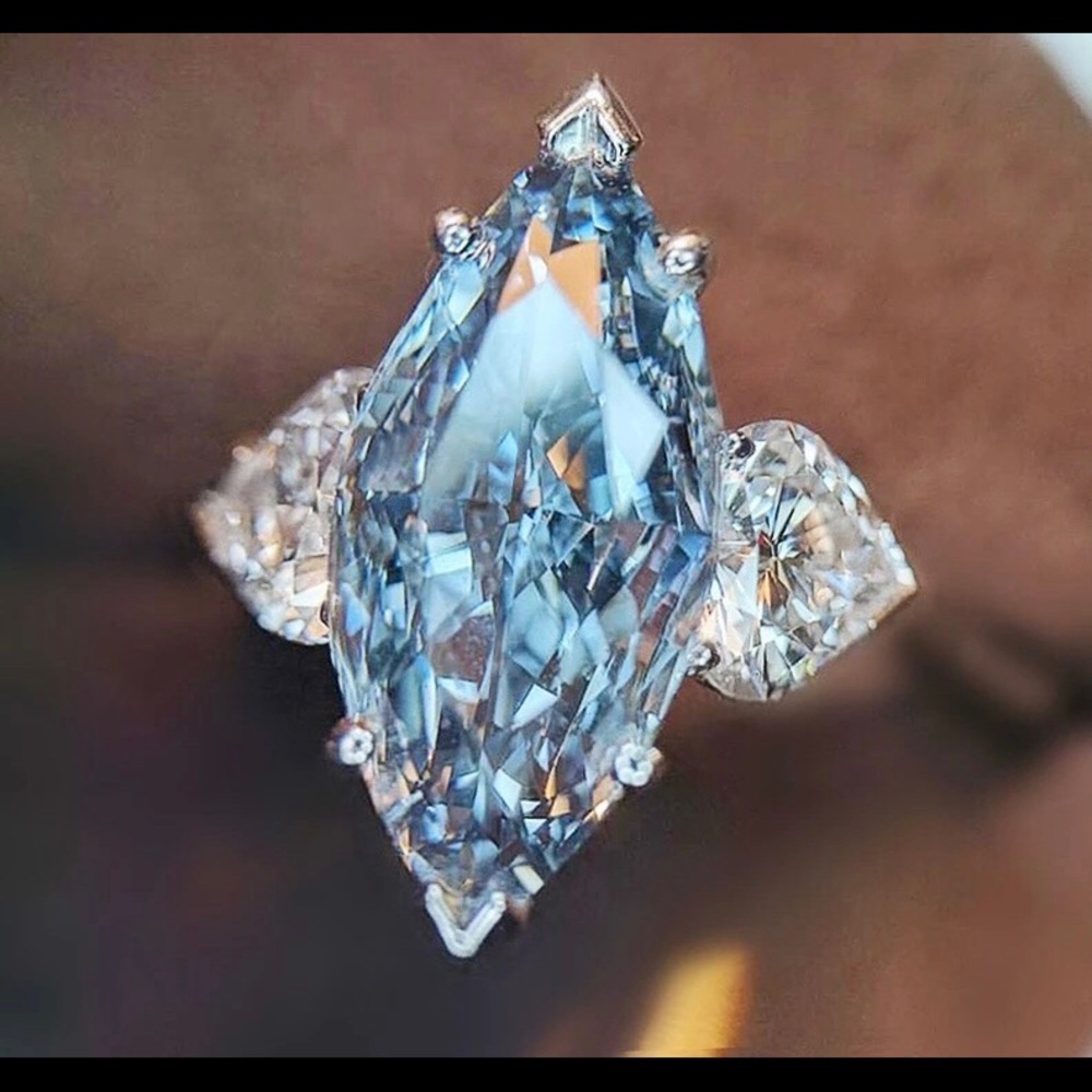 Sparkling Horse Eye Shape Heart-Shaped Zircon Ring